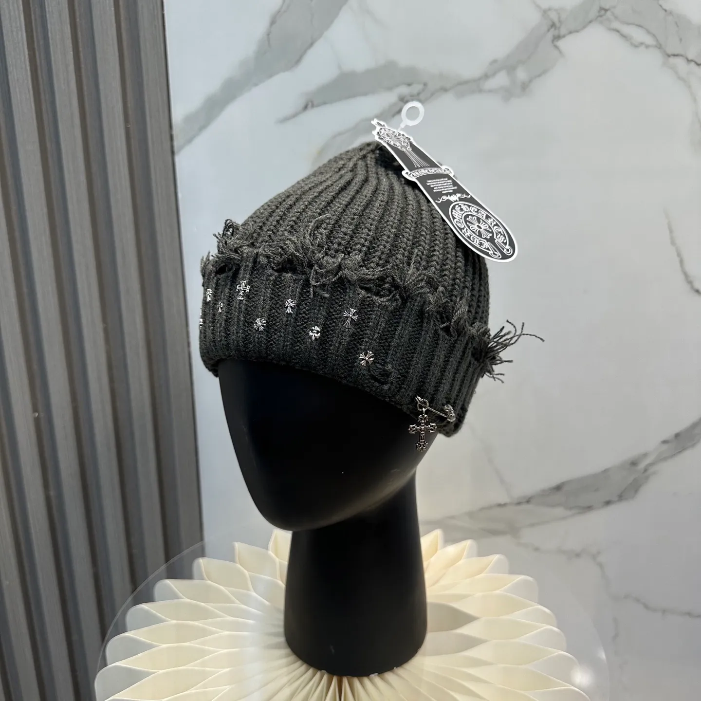 P70 🤍Chrome hearts new autumn and winter cross knitted hat🧶 One of the must-have hats in autumn and winter~ It really looks good on whoever wears it~, it is also a perfect match in black and white and gray in autumn~